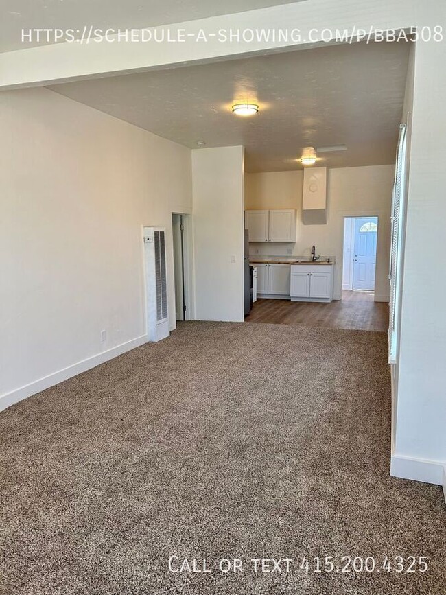 Building Photo - Pet Friendly 3 Bedroom in Salinas