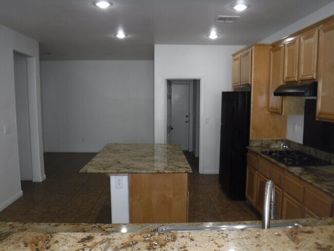 Foto del edificio - 2 STORY 5 BEDROOM HOME WITH BONUS ROOM UPSTAIRS, GRANITE KITCHEN COUNTERTOPS