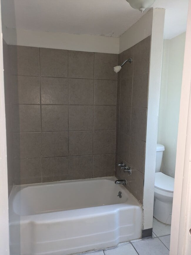 Foto del edificio - 3017 E 8th St