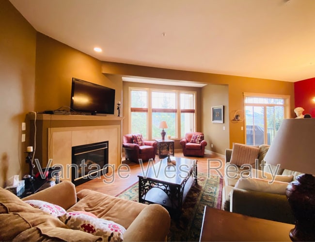 Building Photo - 1795 Country Club Dr