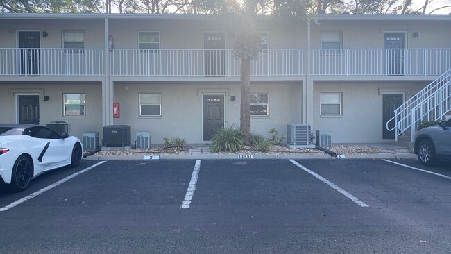 Foto del edificio - Updated 1-Bedroom Condo in a Gated Communi...