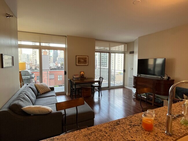 Foto del edificio - 330 W Grand Ave