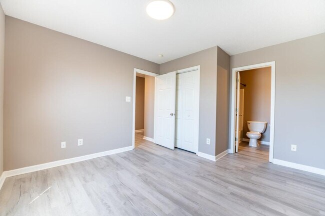 Building Photo - 334 Hawthorne Oaks Way