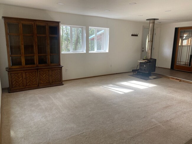 Building Photo - Private Home - Three Bedroom Two Bath Room...