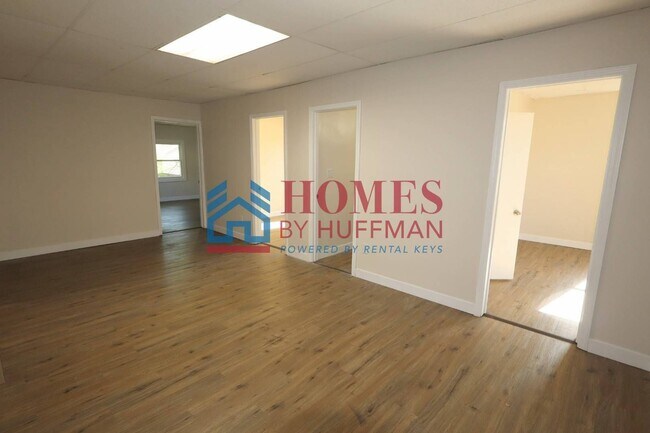 Foto del edificio - Four Bedroom House | One Bathroom