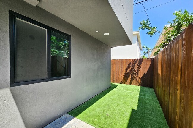 Building Photo - Luxurious 3-Bed + 3.5-Bath Modern Home in ...