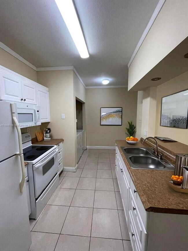 Foto del edificio - 18310 NW 68th Ave