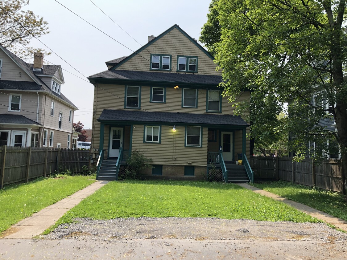 Shared backyard - 506 Mt Hope Ave