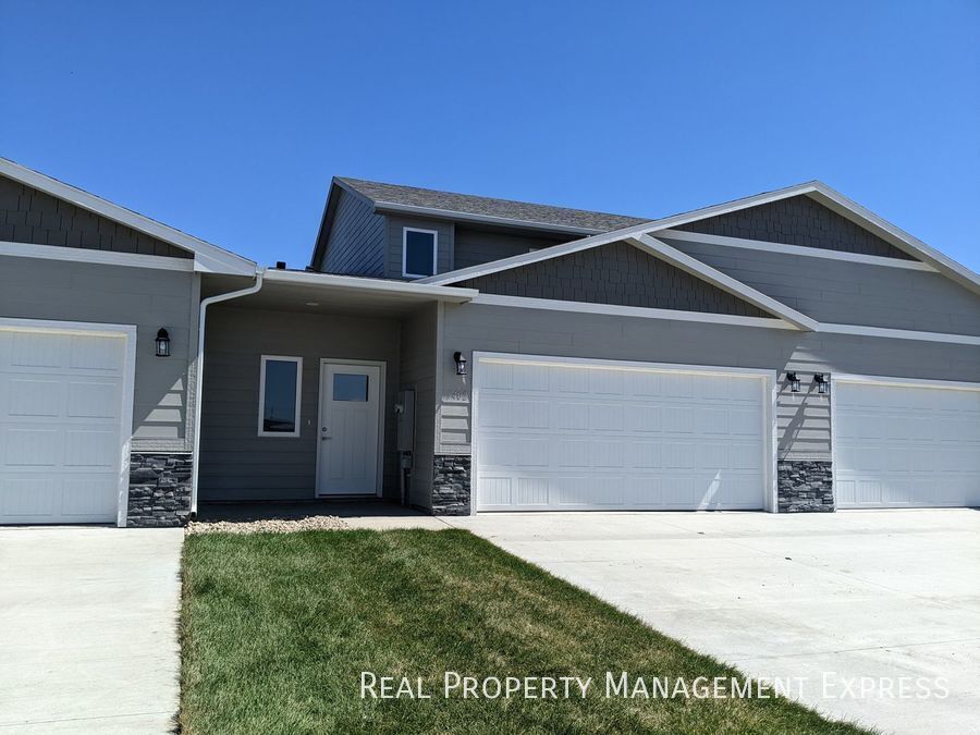 Foto principal - 3 Bedroom 2.5 Bathroom Townhome w/ Attache...