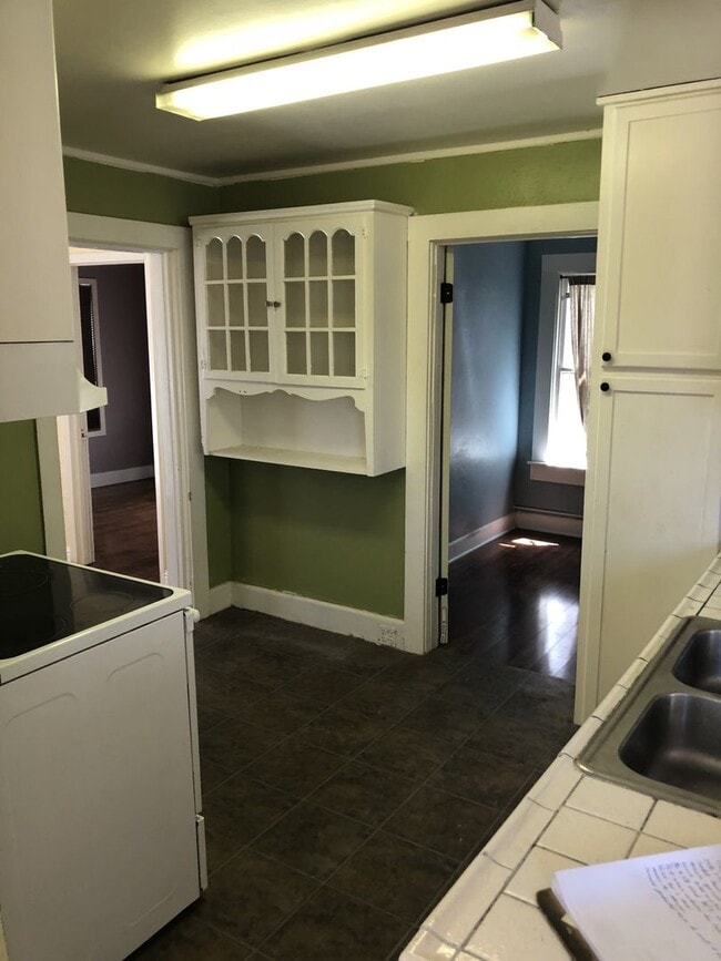 Foto del edificio - ALL UTILITIES INCLUDED - ONE BLOCK FROM UN...
