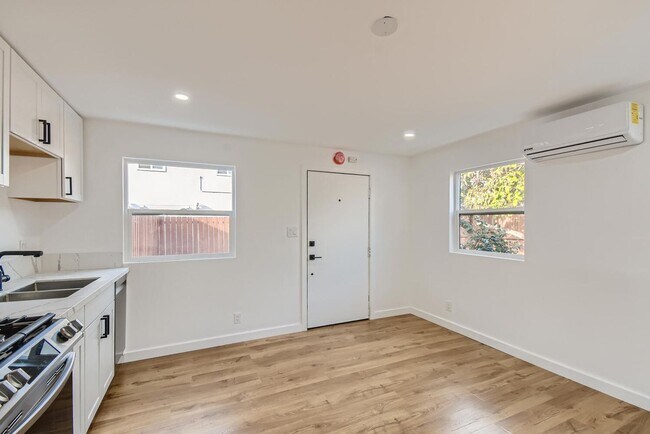 Building Photo - UTILITIES INCLUDED! Gorgeous Modern Home w...