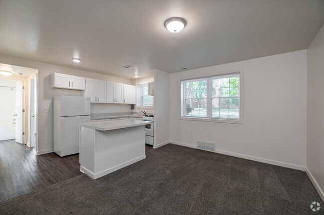 Mejora de 1 habitación, plano de planta abierto - Comedor - Broadview Gardens Apartments