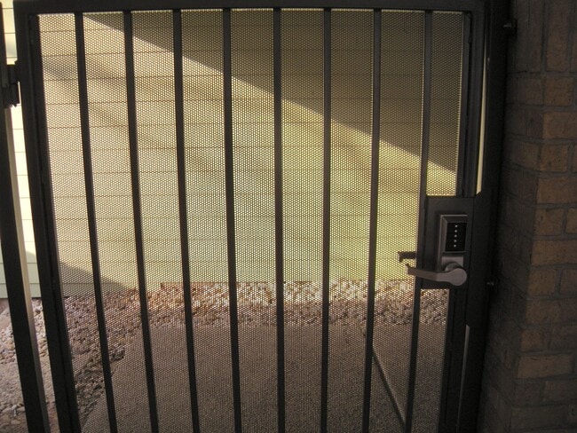 Foto del edificio - WONDERFUL WEST CAMPUS 1 BEDROOM - AVAILABLE AUGUST 2026 - OVERLOOK CONDOS - $1600