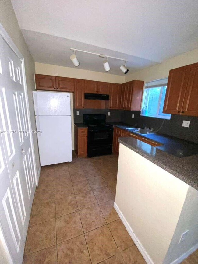 Building Photo - 1270 SE 31st Ct