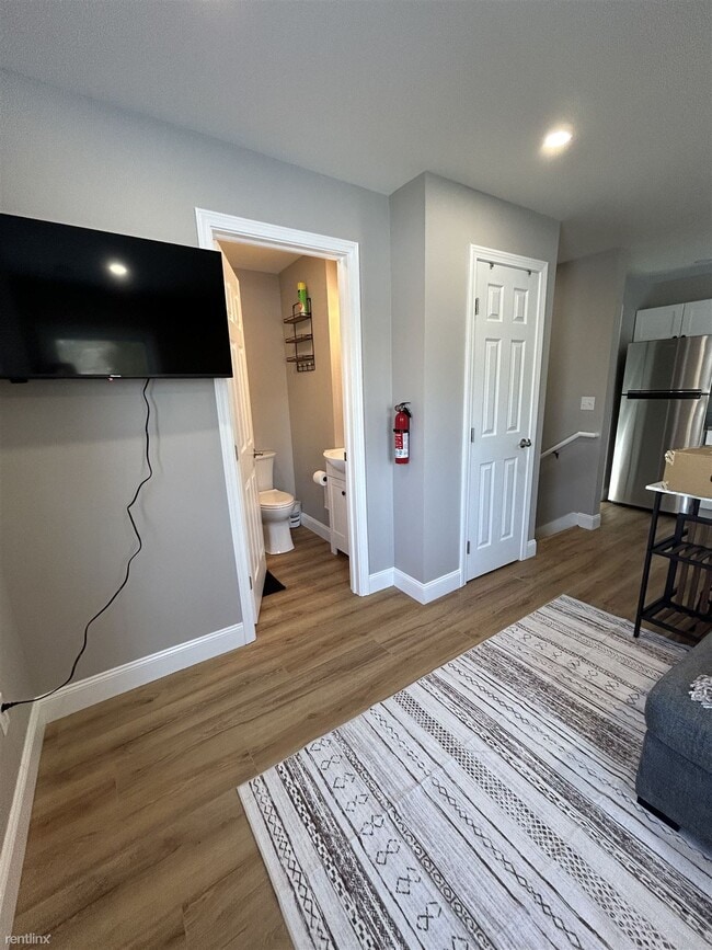 Building Photo - 2 br, 1 bath Triplex - 53 Hyde Street 4