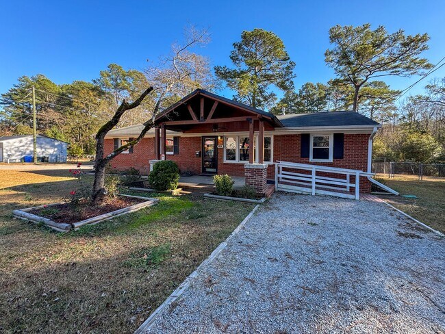 Foto del edificio - Charming 3 Bed 1.5 Bath Home with Flex Room