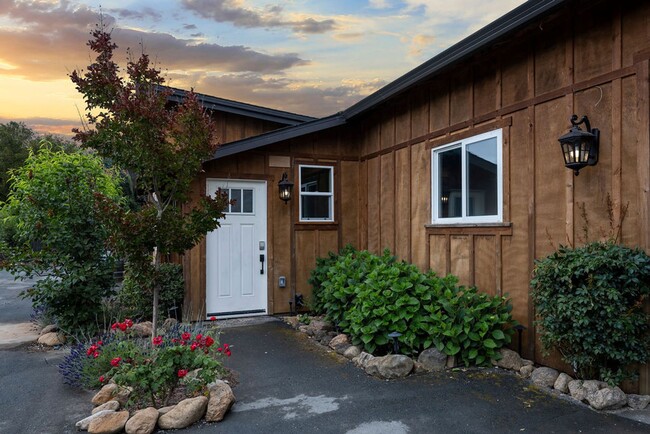 Building Photo - Luxury 2 bedroom 2 bath with one car garag...