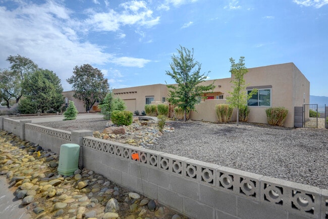 Building Photo - 814 Palmas Altas Dr SE