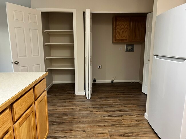 Building Photo - 5553 Glenridge Way