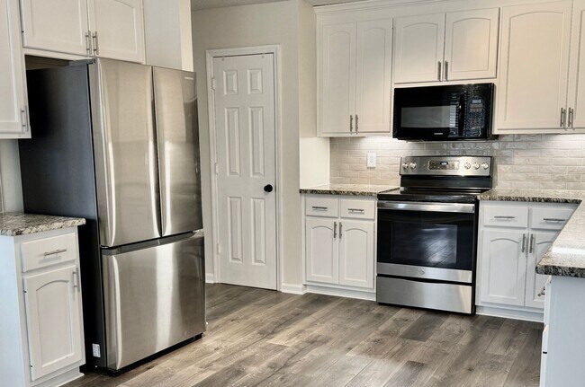 Building Photo - 4 bedroom in Madison City