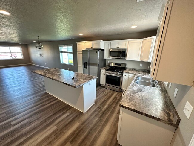 Building Photo - Modern 3 bed 2 bath House
