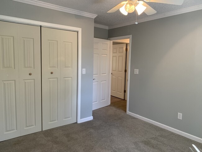 Foto del edificio - 921 Hurricane Ct