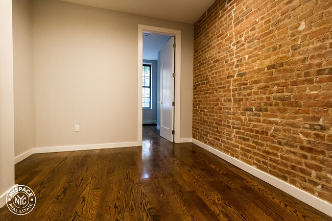 Building Photo - 261 Linden St