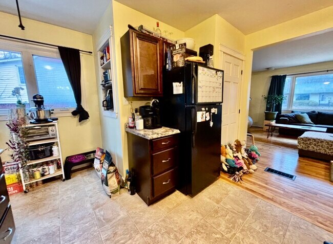 Building Photo - 2 Bedroom Basement Apartment for Rent – Available July 15th