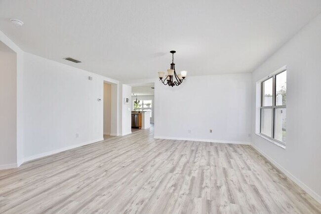 Foto del edificio - Beautiful 3/2 Spacious Home with a Bonus Room and a Large Fenced Backyard in Southern Fields - Cl...