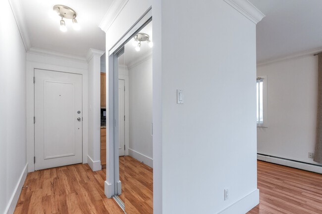 Building Photo - 10172-10113 113 St