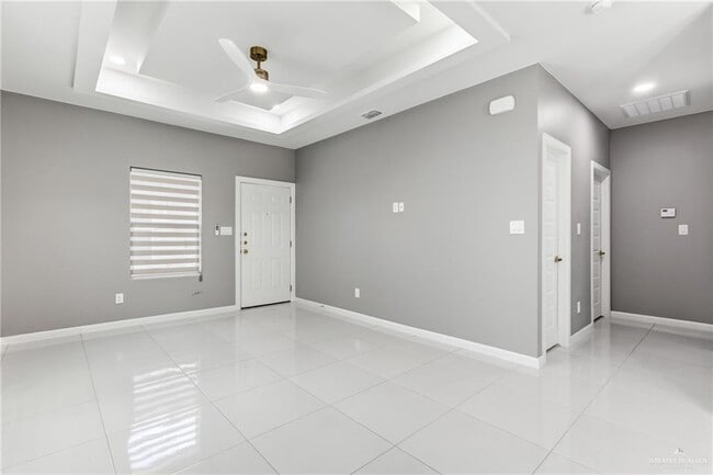 Foto del edificio - 25 Violet Ave W