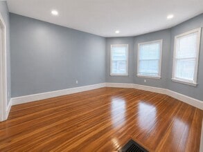 Building Photo - 9 Nightingale St