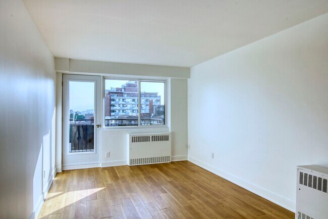 Building Photo - 3460 Rue Durocher