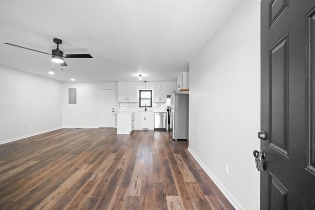 Building Photo - 1 Bedroom Home For Rent In Woodlawn!