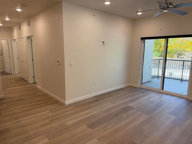 Foto del edificio - 983 W State St