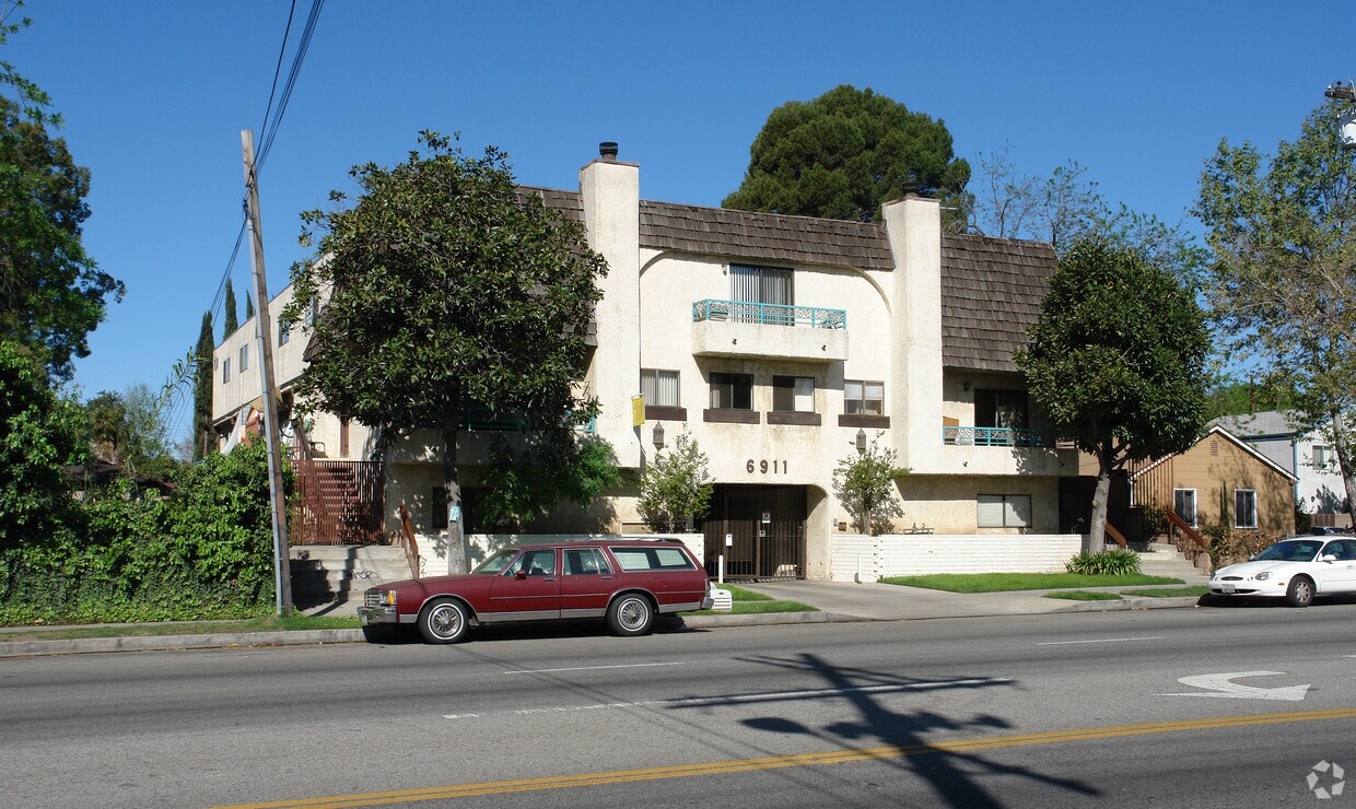 Building Photo - 6911 Woodman Ave