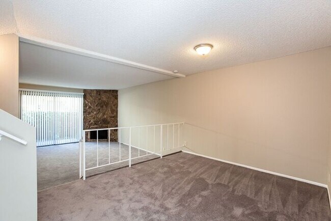 Building Photo - Beautiful Unit Ready for Move-In