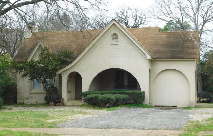Primary Photo - 1601 N Bois D Arc Ave
