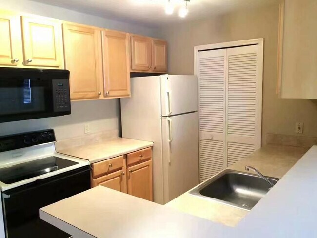 Kitchen - 6124 Westgate Dr