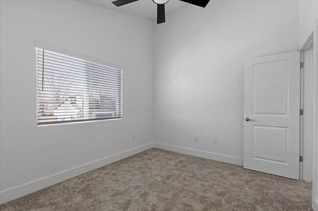 Building Photo - 717 Sun Meadow Dr