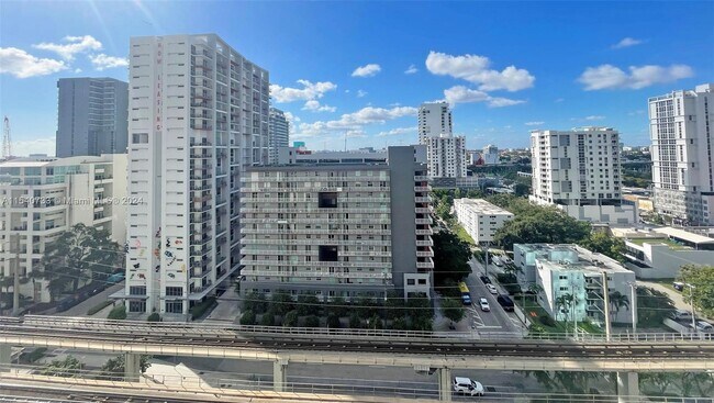 Building Photo - 999 SW 1st Ave