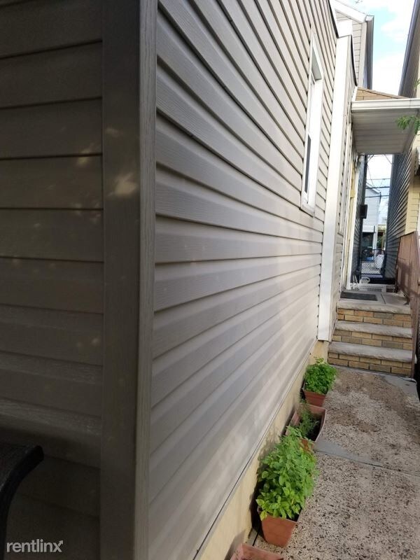 Building Photo - 3 br, 1 bath House - 94 Marne St