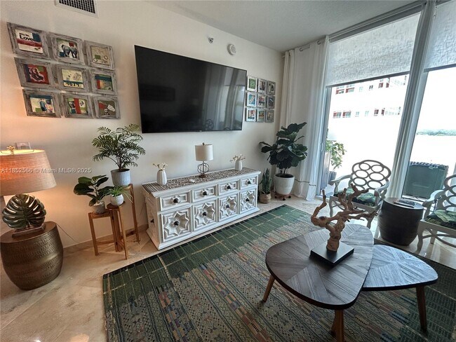 Foto del edificio - 9055 SW 73rd Ct