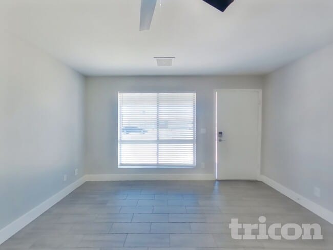 Building Photo - 8806 W Pinchot Ave