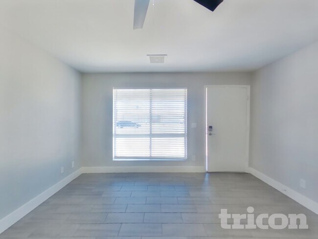 Foto del edificio - 8806 W Pinchot Ave