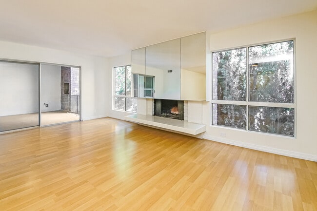 Building Photo - 4807 Woodley Ave