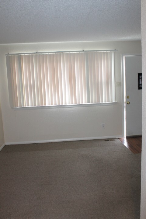 Foto del edificio - Move in ready home For Rent on Busch Ave