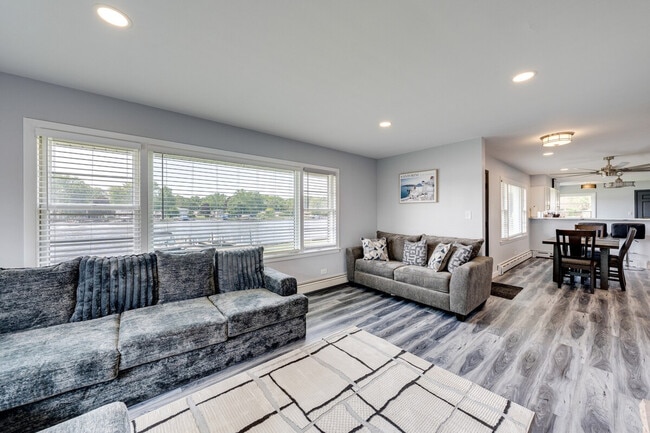 Building Photo - 811 N River Rd