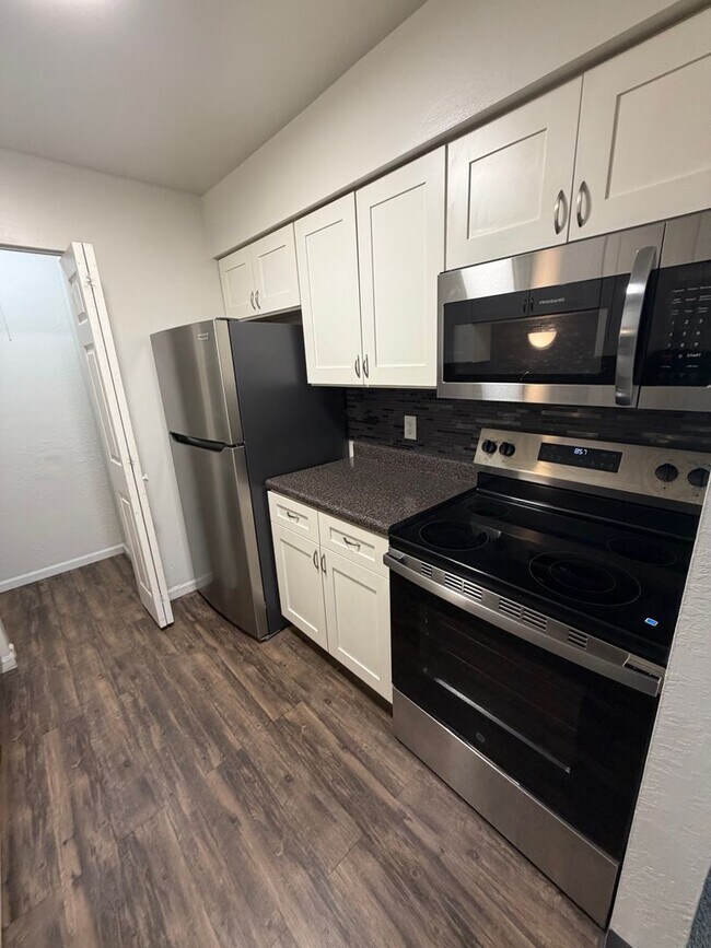 Building Photo - The Mooring, 3 bedroom, 1 bathroom - 2nd floor apartment