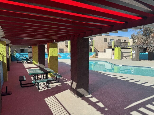 Foto del edificio - 1/2 off move in special! Large 2 bedroom in Phoenix, $1,345.00, all utilities included and no add...